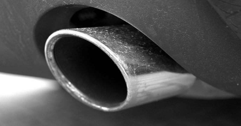 Detailansicht eines Fahrzeug-Auspuffs