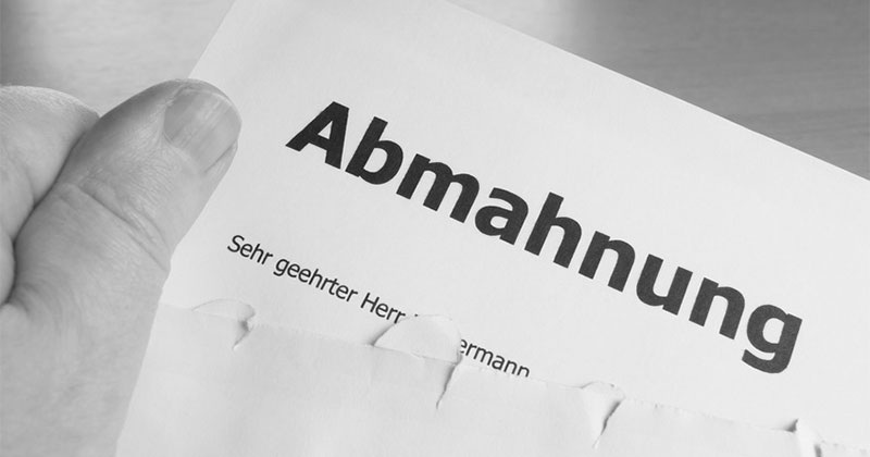 Geffneter Briefumschlag mit Abmahnungsschreiben
